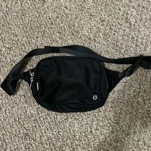 Lululemon Everywhere Belt Bag 2L in Black